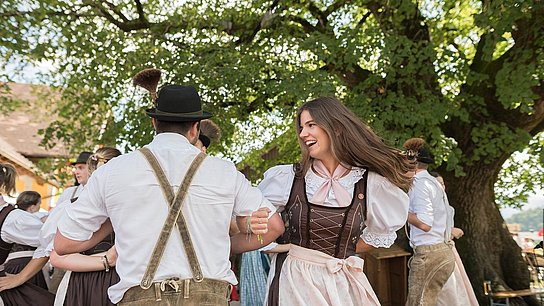 Brauchtumstanzgruppe beim Bauernherbst in Faistenau